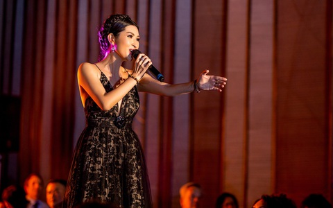 Ca sĩ Nguyễn Hồng Nhung đẹp lộng lẫy khoe giọng hát, Hollywood Times cũng đưa tin