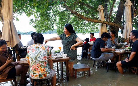 Thái Lan: Khách hàng ngồi 'nhậu' giữa biển nước, vừa ăn vừa tránh sóng