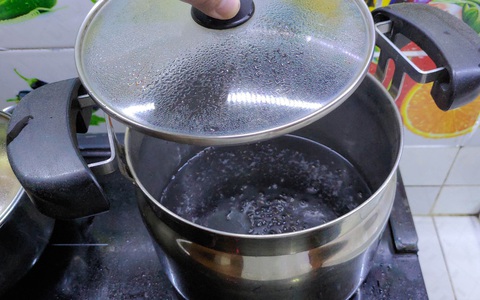 Tôi nấu 1 nồi chè đỗ đen bằng nồi ủ, hết hẳn 203 đồng tiền điện