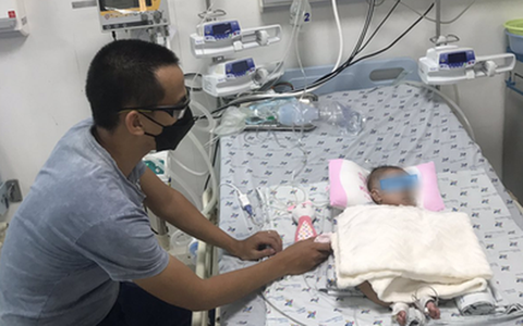 Cứu sống bé 3 tháng tuổi mắc COVID-19 nặng kèm tim bẩm sinh