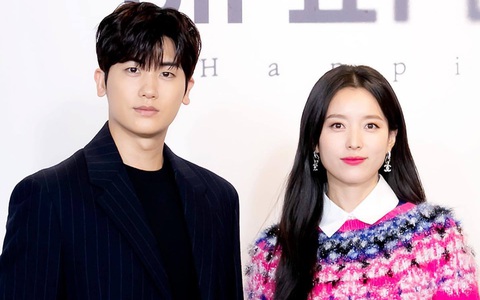 Park Hyung Sik bị chê kém sắc, mặt “thịt”, thua xa đàn chị Han Hyo Joo đẹp nổi bật tại họp báo phim mới