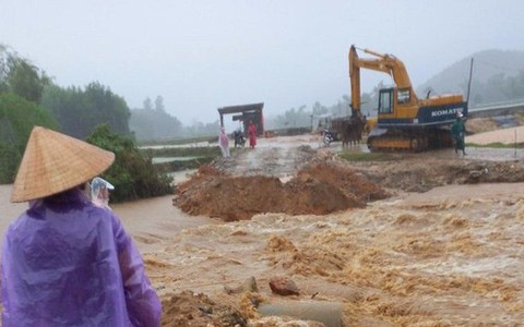 Mưa lớn làm gãy cầu ở Quảng Ngãi, 500 hộ dân bị cô lập