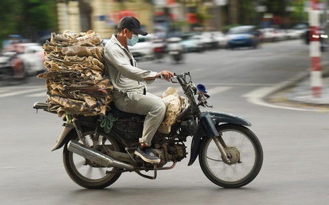 Hà Nội bắt đầu hỗ trợ ‘đổi xe máy cũ lấy xe mới’, ai sẽ được đổi?