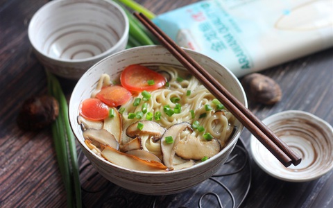 Mùa đông mà ngại ra ngoài ăn sáng, chỉ cần 15 phút cũng nấu được món mì nóng hổi tuyệt ngon này!