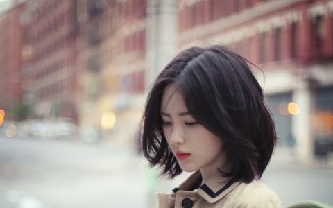 Thấy chuỗi ngọc trai tuyệt đẹp trong ngăn tủ, tôi lấy ướm thử lên cổ, ngờ đâu nhận lại cái tát quay cuồng đầu óc