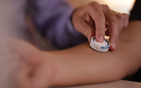 Vaccine COVID-19 trong tương lai có thể chỉ là miếng dán da