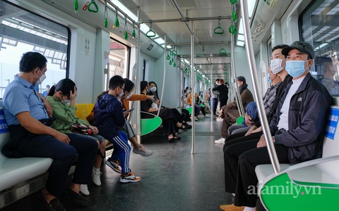 Ngày đầu tàu trên cao Cát Linh - Hà Đông thu vé: "Đi miễn phí rồi, giờ chúng tôi thử bỏ tiền trải nghiệm xem nó thế nào"
