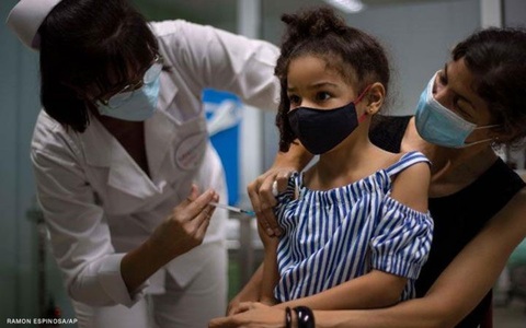 Tiêm vaccine COVID-19 nhắc lại cho trẻ em: Các chuyên gia nói gì?