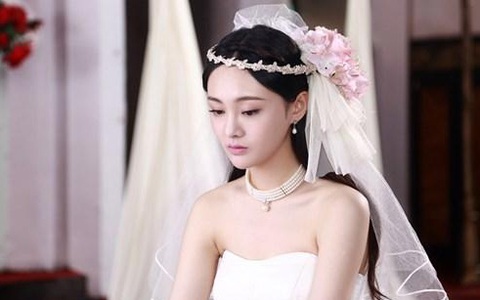 "Trà xanh" giở trò ốm bệnh ngay trong lễ ăn hỏi, tôi bình thản xé phăng áo chị ta trước mặt chồng tương lai