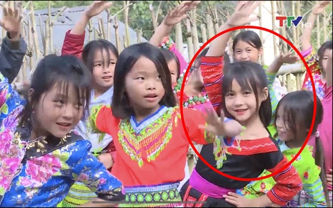 Vài giây xuất hiện trên sóng truyền hình đã khiến 2 cô bé ở vùng cao được “săn lùng” vì gương mặt quá xinh đẹp!
