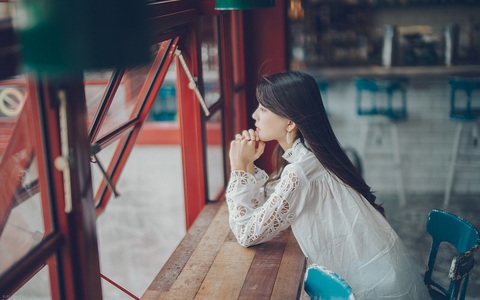 Bảo chị dâu thay váy đi dự tiệc, chị ấy lúng túng một lúc rồi chìa cánh tay đầy vết bầm tím cho tôi xem 