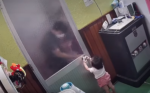 Bé gái gào khóc vì tự chốt khoá cửa không thể ra ngoài, cảnh báo bố mẹ về việc để trẻ ở một mình trong phòng