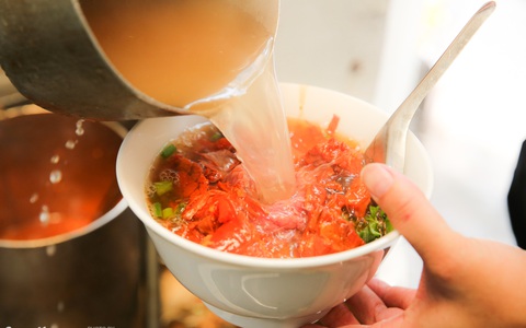 Nhiều người đang mắc sai lầm "vô ý vô tứ" khi ăn phở mà chẳng biết?