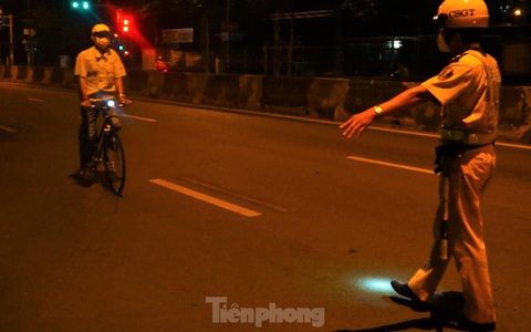Hàng loạt người đạp xe tập thể dục buổi sáng vượt đèn đỏ bị CSGT phạt