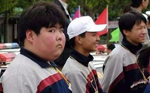 Nam sinh mũm mĩm là hiện tượng meme hot nhất MXH 18 năm trước: Vô tình lọt khung ảnh mà đời lên hương, ngoại hình hiện tại hiếm ai nhận ra