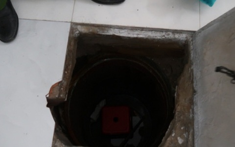 Đối tượng bị truy nã đào hầm lẩn trốn trong nhà