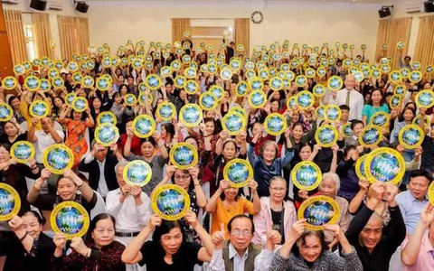 "Năng lượng gốc trống đồng": Đọc thần chú, nhìn vào trán để... chữa ung thư, COVID-19?