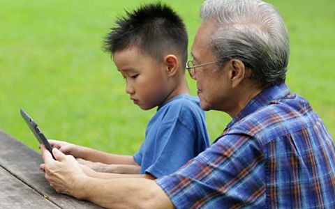 Cháu trai đến thăm, ông nội nói đùa: "Nhà không có đồ ăn đâu", câu đáp trả của đứa trẻ khiến bố mẹ sợ xanh mặt