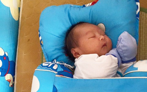 Nửa đêm con sốt, vợ gọi chồng dậy nhờ pha thuốc thì bị cả họ lên án ''không phải đạo với chồng''