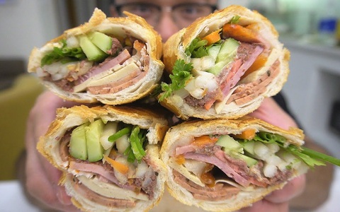 Bánh mì "ô môi" khiến Sài Gòn dậy sóng mấy ngày nay hóa ra làm cực đơn giản: Chẳng cần mất công xếp hàng chờ cả tiếng, ai cũng có thể tự làm được!