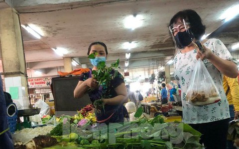 "Bỏng tay" với giá rau củ tăng dựng đứng gấp 2-3 lần