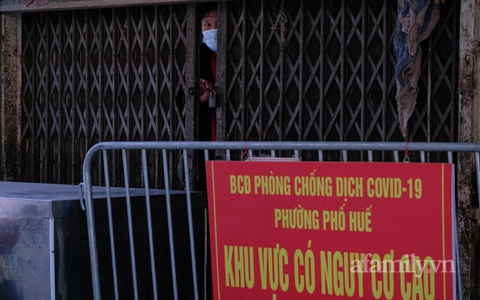 Hà Nội: Dựng rào cứng 2 mét phong tỏa khu tập thể ở phường Phố Huế liên quan 57 ca F0