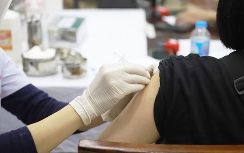 Thêm 22 học sinh ở Thanh Hóa nhập viện sau tiêm vaccine Covid-19, 2 em co giật được chuyển viện gấp