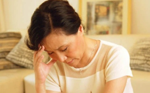 Gặp bà thông gia tương lai, tôi nói thẳng không cho con dâu đứng tên sổ đỏ, ai ngờ bà ấy bảo “may quá” khiến tôi xây xẩm mặt mày