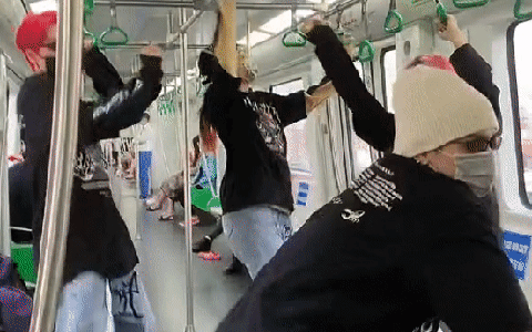 Tranh cãi: Nhóm idol "tóp tóp" nhảy sexy trên tàu Cát Linh - Hà Đông, còn làm động tác gây chú ý vào vòng 3 trước mặt hành khách