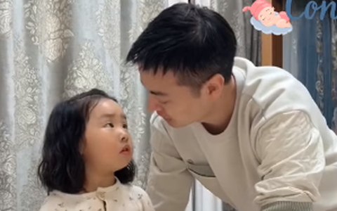 Bố mẹ giận nhau, bé gái buồn thiu tìm mọi cách giảng hoà, kết quả cuối cùng khiến nhiều người xúc động