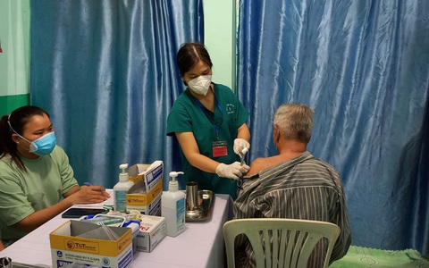 TP. Hồ Chí Minh rút ngắn thời gian tiêm liều nhắc lại vaccine phòng COVID-19