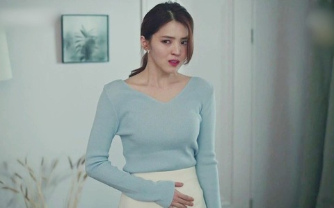 Cứ thấy tôi đi vệ sinh là mẹ chồng đứng rình, họp gia đình bà tuyên bố một câu khiến tôi ngã ngửa