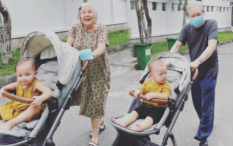 Leon và Lisa đi dạo cùng ông bà nội người Thụy Điển nhưng dân tình chỉ chú ý vào 2 chiếc siêu xe có giá cực chát
