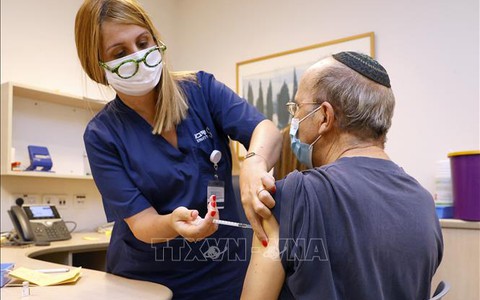 Chuyên gia Israel khẳng định việc tiêm mũi thứ 4 vaccine ngừa COVID-19 là cần thiết