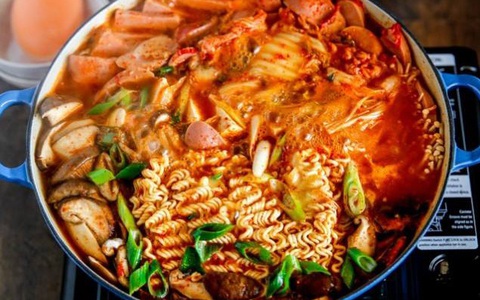 Trời lạnh thế này, phải làm ngay nồi mì cay "chén" cho ấm người chị em ơi!