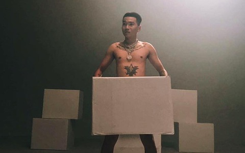 Trước bộ suit phản cảm hôm nọ, Wowy còn có màn khỏa thân gây sốc không kém