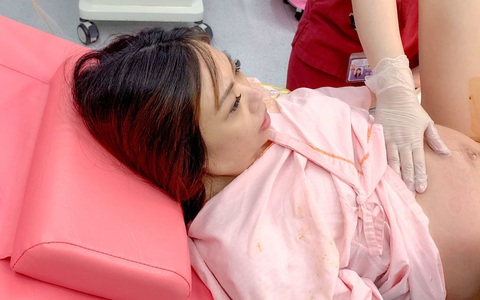 Đang rặn đẻ, 9X nghe "ọc" một tiếng, phòng sinh nồng nặc mùi hôi, nhưng đáng chú ý nhất là thái độ của bác sĩ