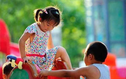 3 lý do bé gái không nên mặc váy đi nhà trẻ, bố mẹ hiểu được sẽ giúp con tự tin, an toàn hơn