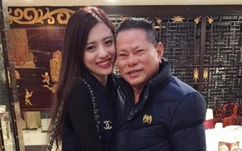 Con dâu tỷ phú Hoàng Kiều thân thiết với 2 tình cũ, kém 45 tuổi của bố chồng
