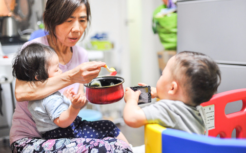 Mẹ Việt ở Canada: "Bớt than thở lại, đừng đòi hỏi ông bà phải chăm cháu thế này thế kia"