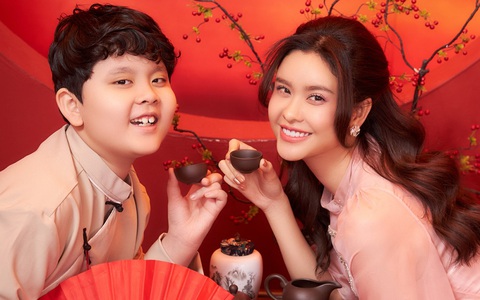 Con trai Trương Quỳnh Anh lớn phổng phao, chững chạc bên mẹ trong bộ ảnh Tết