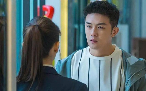 Đến nhà bạn gái chơi, tôi mua cái áo tặng mẹ cô ấy, không ngờ bị dúi trả một cách phũ phàng