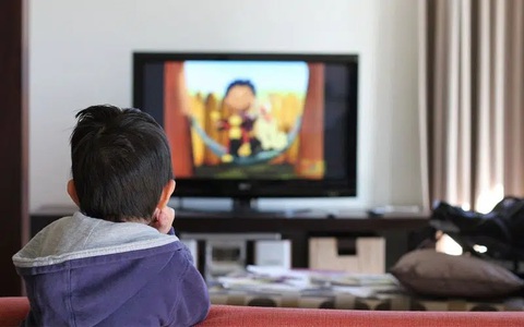 Con 4 tuổi dọa "Không cho xem tivi sẽ phá", bà mẹ ở Hà Nội chỉ nói một câu mà bé thay đổi ngay thái độ
