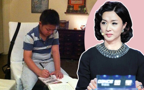 Con trai của MC chuyển giới nổi tiếng đi học bị bạn trêu: “Mẹ mày từng là đàn ông”, cậu bé đáp đúng 1 câu khiến cả lớp im bặt