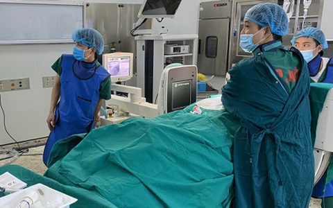 Bơm xi măng sinh học phẫu thuật tạo hình đốt sống cho cụ bà 101 tuổi