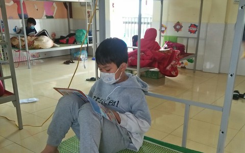 "Nhật ký" xúc động của người mẹ ở cùng con trong khu cách ly