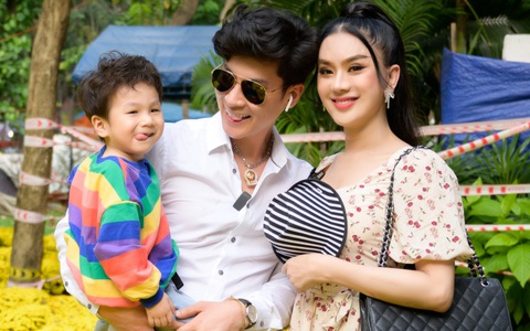 "Quý tử" nhà Lâm Khánh Chi càng lớn càng đáng yêu, thích thú đi chợ hoa cùng bố mẹ
