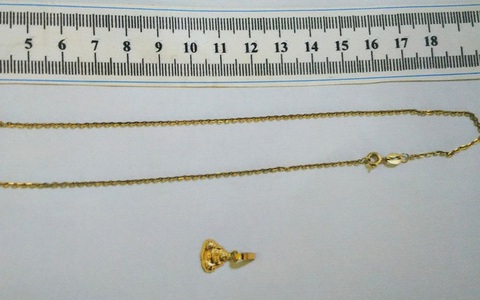 Người đàn bà U70 giật dây chuyền bé 2 tuổi