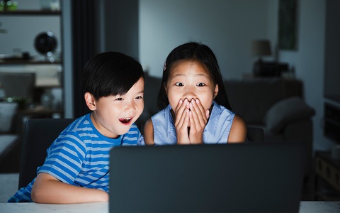 Phát hiện con xem "web đen", mẹ là tiến sĩ có hành động khiến con phục lăn và quan điểm "tình dục có gì sai mà cấm"