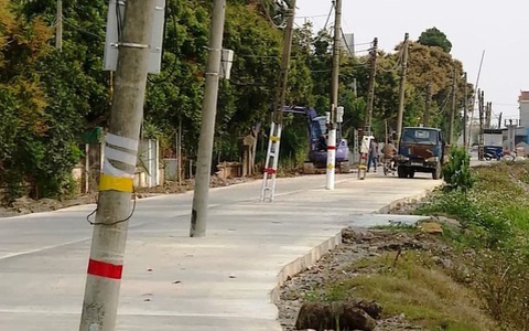 40 cây cột điện bỗng "mọc" giữa đường "giăng bẫy" người qua lại